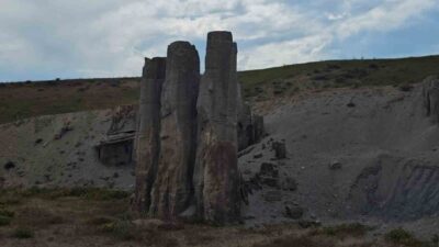 Bitlis’in Adilcevaz ilçesinde yer alan peri bacaları ve Van Gölü