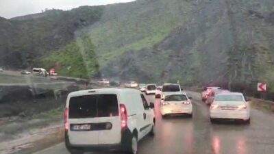 Adıyaman-Çelikhan Karayolunda yağışlardan dolayı heyelan meydana geldi. Birkaç gündür Adıyaman