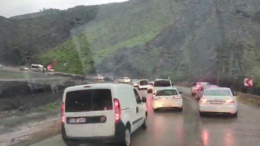 Adıyaman-Çelikhan Karayolunda yağışlardan dolayı heyelan meydana geldi. Birkaç gündür Adıyaman