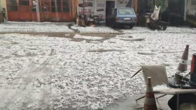 Adıyaman’ın Besni ilçesinde etkili olan dolu yağışı hayatı olumsuz etkiledi.