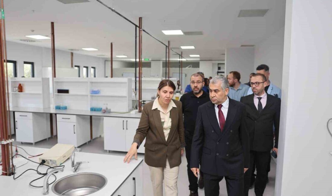 Adnan Menderes Üniversitesi Rektörü Prof. Dr. Bülent Kent, üniversite bünyesinde