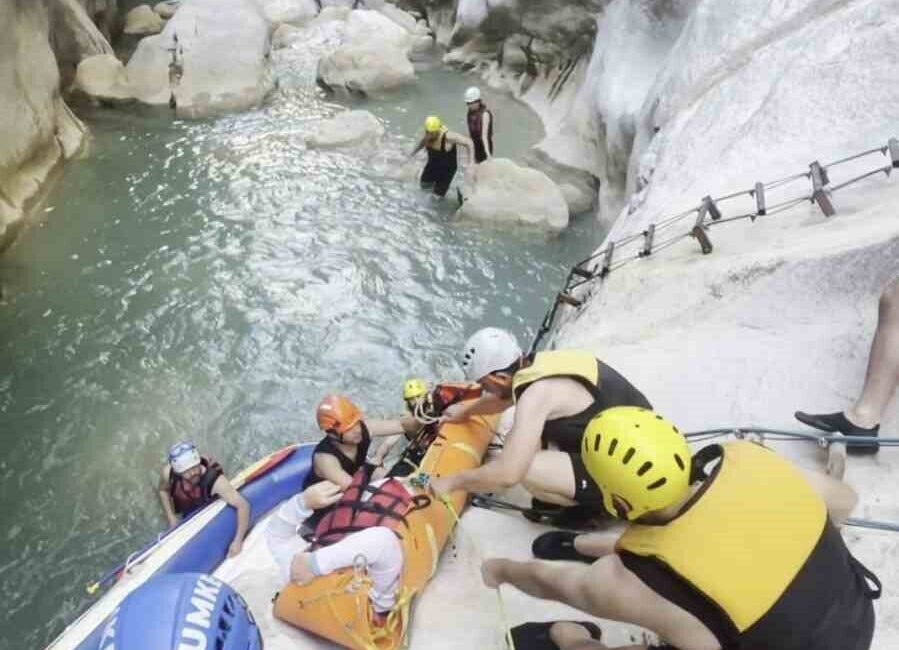 Tatil için geldiği Antalya’da Göynük Kanyonu’nda yürüyüşe çıkan ve ayağını