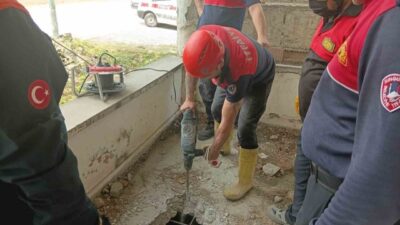 AFAD ekipleri tarafından Sungurlu Belediyesi İtfaiye Müdürlüğü personeline afet eğitimi