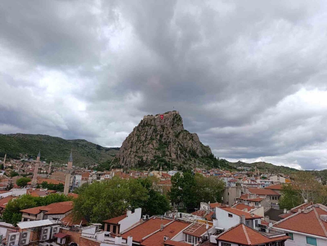 Afyonkarahisar yeni haftaya serin ve kapalı bir hava ile başlarken,