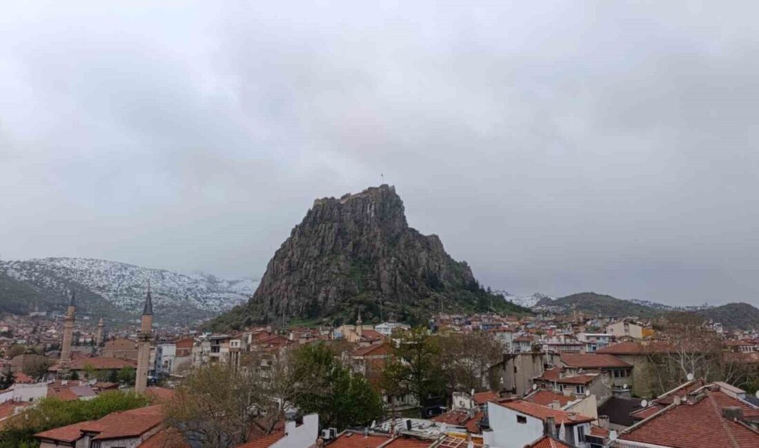 Afyonkarahisar’da aniden bastıran yağmur ve kar yağışı sonrası kara kış