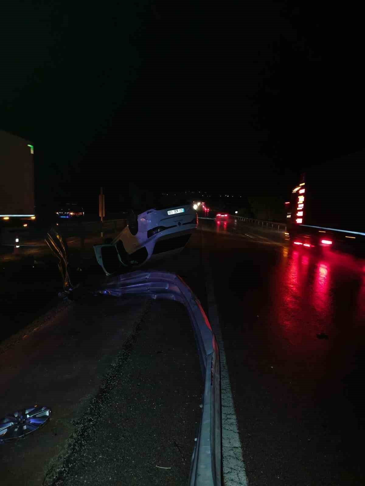 Afyonkarahisar’da meydana gelen trafik kazasında kontrolden çıkarak takla atan otomobilde