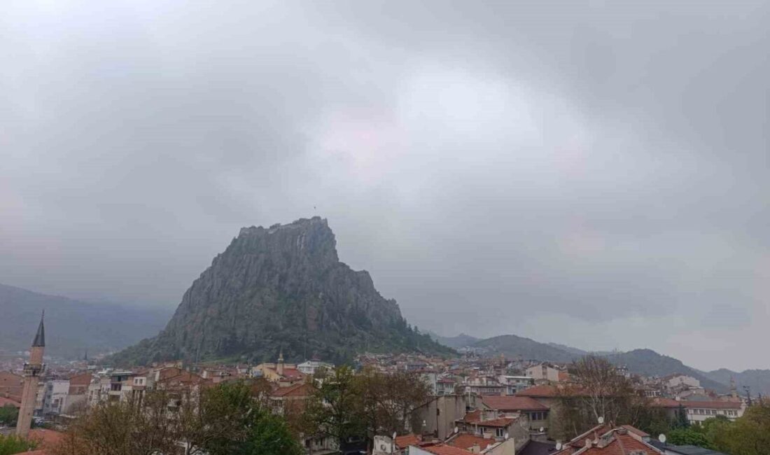 Afyonkarahisar’da meteorolojinin uyarıları sonrası beklenen yağış öğle saatlerinde başlarken, yağışla