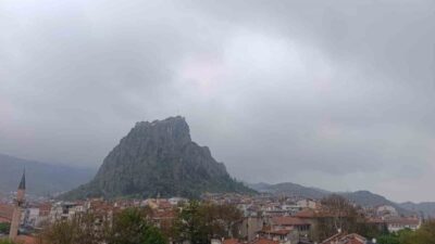 Afyonkarahisar’da meteorolojinin uyarıları sonrası beklenen yağış öğle saatlerinde başlarken, yağışla