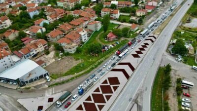 Ege Bölgesi’nin kavşak noktalarından biri olan Afyonkarahisar’da, bayram tatilinin başlamasıyla