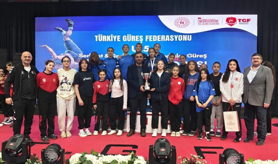 Kars’ta düzenlen U15 Türkiye Güreş Şampiyonasına katılan Afyonkarahisar’lı sporcular yarışmada
