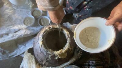 Ağrı’nın Patnos ilçesi Aşağı Göçmez köyünde büyük kazanlarda saatlerce pişirilen