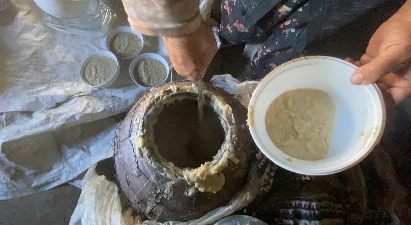 Ağrı’nın Patnos ilçesi Aşağı Göçmez köyünde büyük kazanlarda saatlerce pişirilen