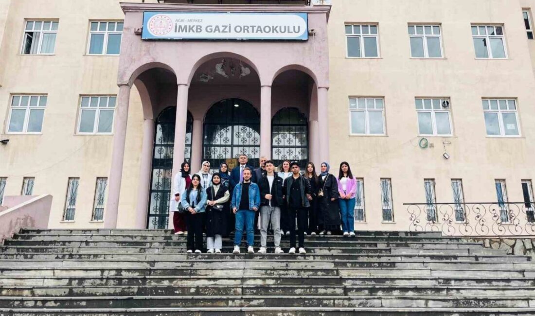 Ağrı’da Gastronomi Kulübü öğrencileri, öğretmenlerin moralini yükseltmek için okulda düzenledikleri