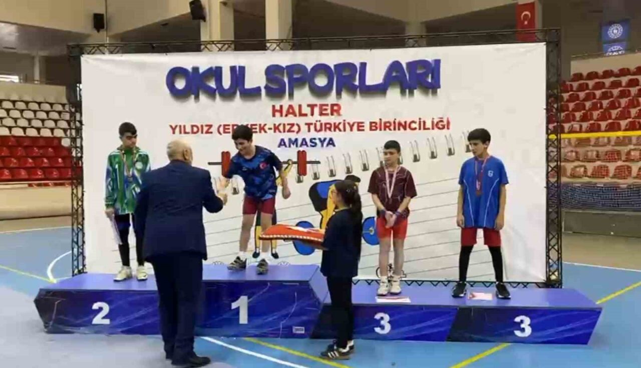 Amasya’da düzenlenen Okul Sporları Halter Yıldız (Erkek-Kız) Türkiye Şampiyonası’nda 42