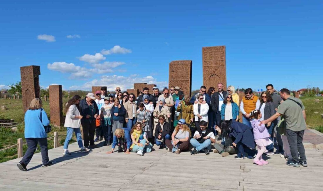 Bitlis’in Ahlat ilçesindeki Selçuklu Meydan Mezarlığı’nda Kurban Bayramı’nda ziyaretçi yoğunluğu