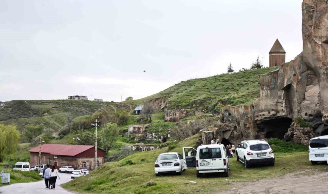Bitlis’in Ahlat ilçesinde bulunan tarihi ve doğal güzellikler, Kurban Bayramı