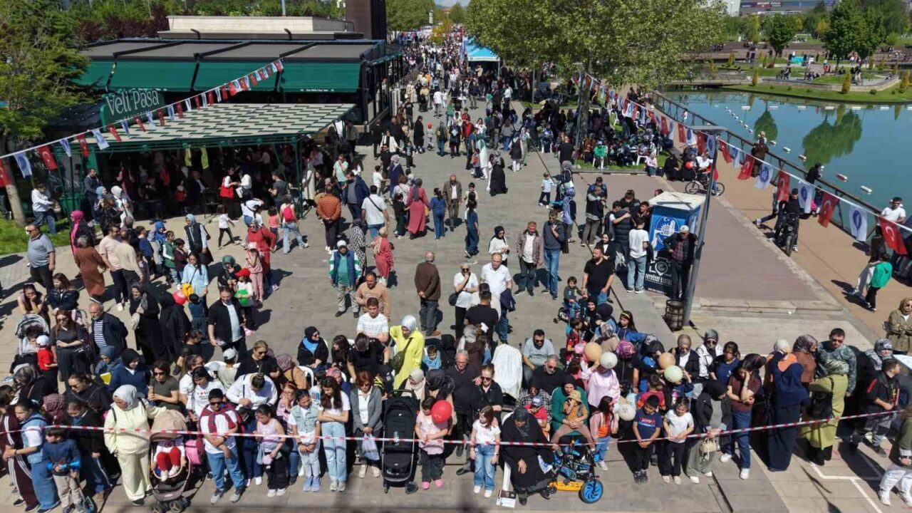 Çorum’da düzenlenen Aile Festivali’nde, yüzlerce aile ve çocuklar bir araya