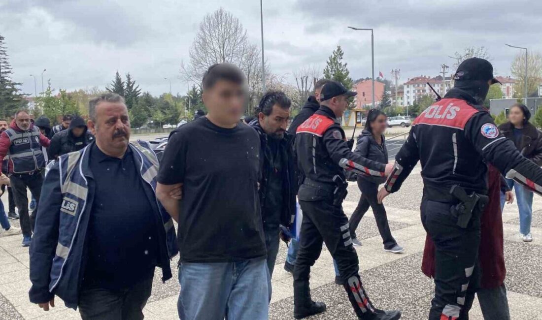 Bolu’da konuşmak için çağırdıkları sokakta 2 genci silahla vurarak yaralayan