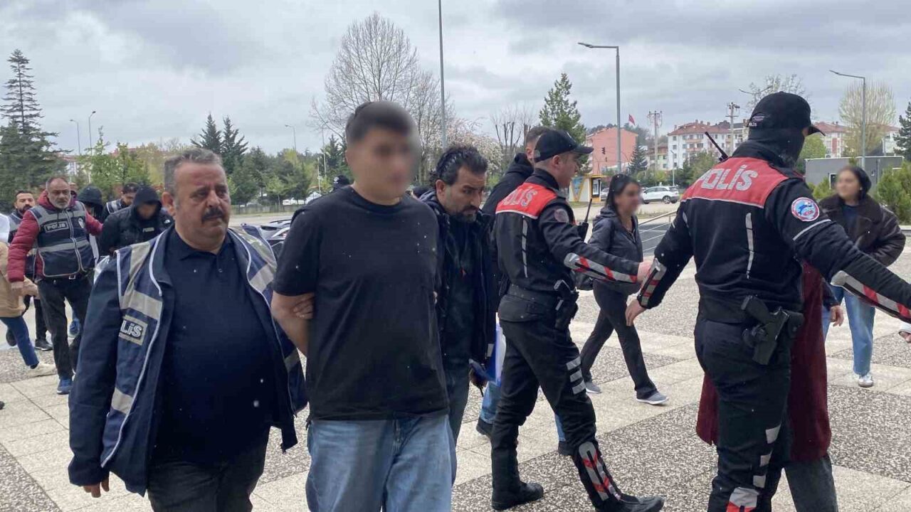 Bolu’da konuşmak için çağırdıkları sokakta 2 genci silahla vurarak yaralayan