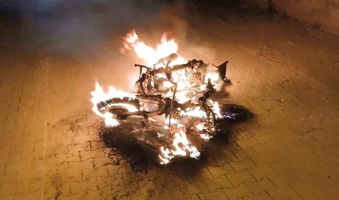 Eskişehir’de ailesiyle tartışan şahıs, sokak ortasında motosikleti bu ateşe verdi.
