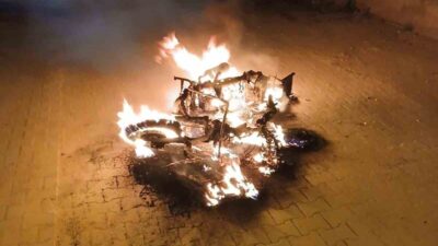 Eskişehir’de ailesiyle tartışan şahıs, sokak ortasında motosikleti bu ateşe verdi.