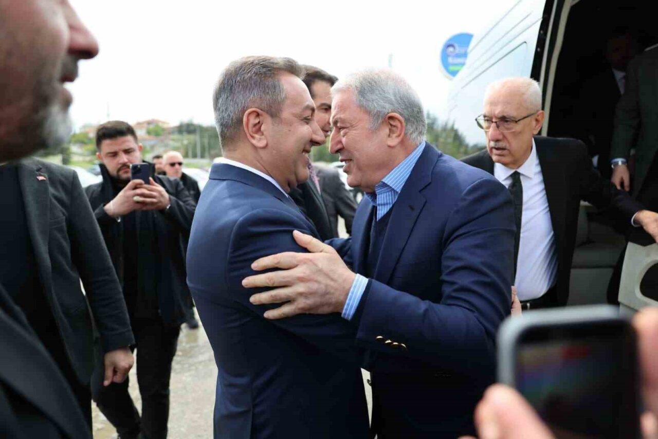 Milletvekillerinden oluşan heyetle birlikte Sungurlu Belediye Başkanı Muhsin Dere’yi ziyaret