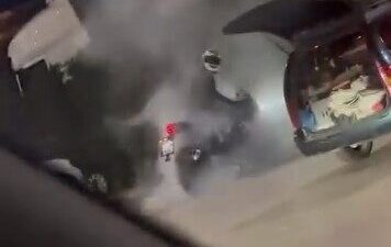 Bursa’da bir akaryakıt istasyonunda lastik yakan motosiklet sürücüsü amatör kamera
