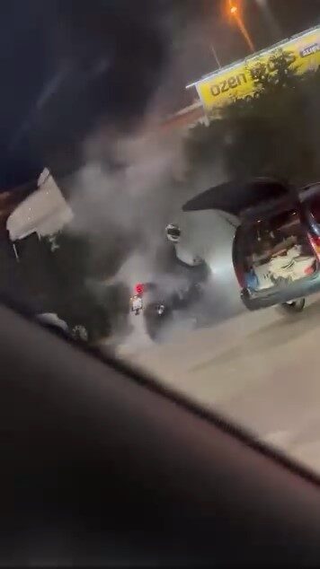 Bursa’da bir akaryakıt istasyonunda lastik yakan motosiklet sürücüsü amatör kamera