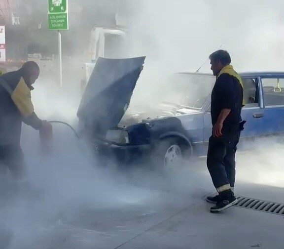 Tekirdağ’ın Çerkezköy ilçesinde bir akaryakıt istasyonunda lastiklerine hava basılan otomobilin