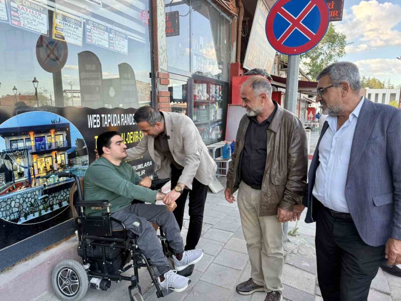 Akçadağ Belediye Başkanı Hasan Ulutaş, ilçe merkezindeki esnafları ziyaret ederek