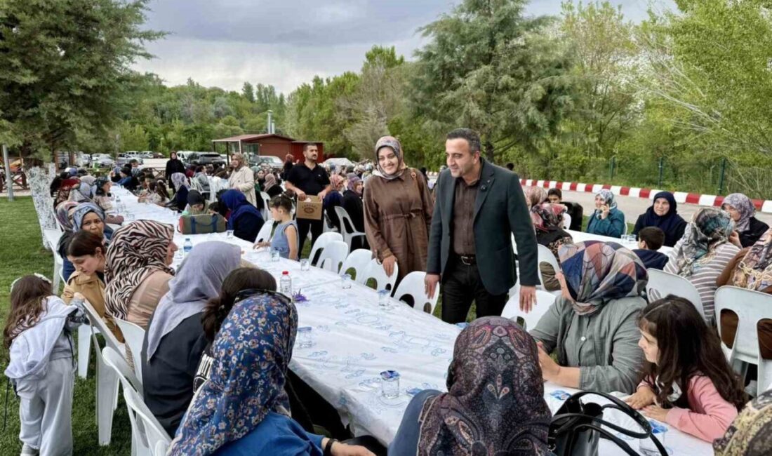 Akçadağ Belediye Başkanı Hasan Ulutaş, Anneler Günü dolayısıyla düzenlenen programda