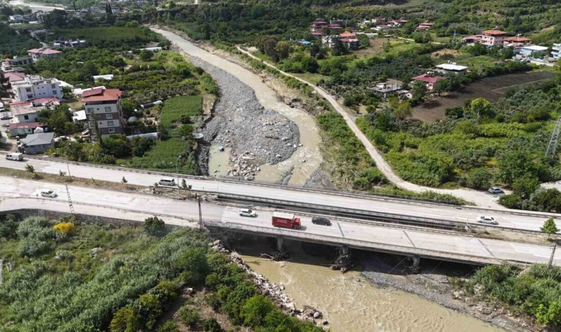 Hatay’da etkili olan sağanak yağış sırasında köprünün çökmesi sonucu araçla