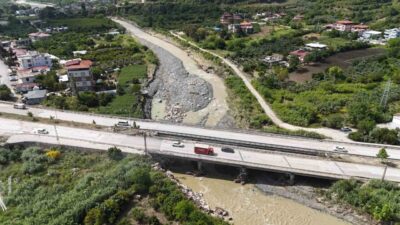 Hatay’da etkili olan sağanak yağış sırasında köprünün çökmesi sonucu araçla