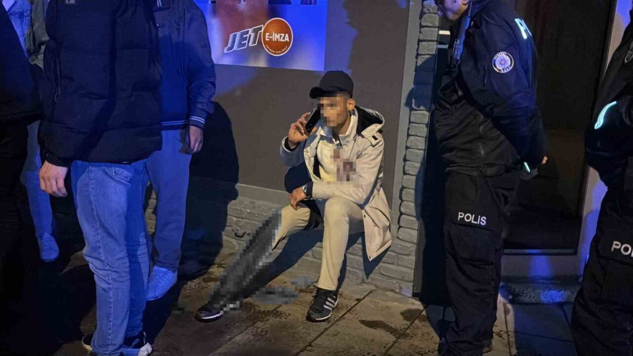Aksaray’da kaybolan köpeğini aramak için sokağa çıkan genç, önünü kesen