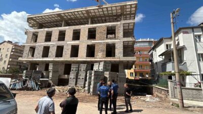Aksaray’da korkuluk demiri üzerine düşen inşaat işçisi ağır yaralandı. Olay,
