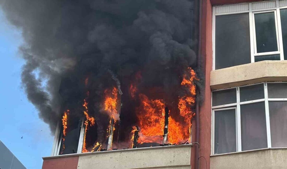 Aksaray’da 4 katlı binanın 3. katındaki dairede yangın çıktı. Korkutan