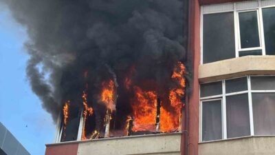 Aksaray’da 4 katlı binanın 3. katındaki dairede yangın çıktı. Korkutan