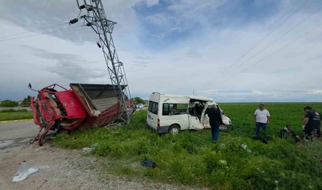 Aksaray’da tarım işçilerini taşıyan minibüs ile kamyonetin çarpışması sonucu meydana