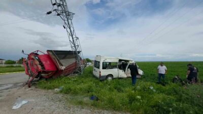 Aksaray’da tarım işçilerini taşıyan minibüs ile kamyonetin çarpışması sonucu meydana