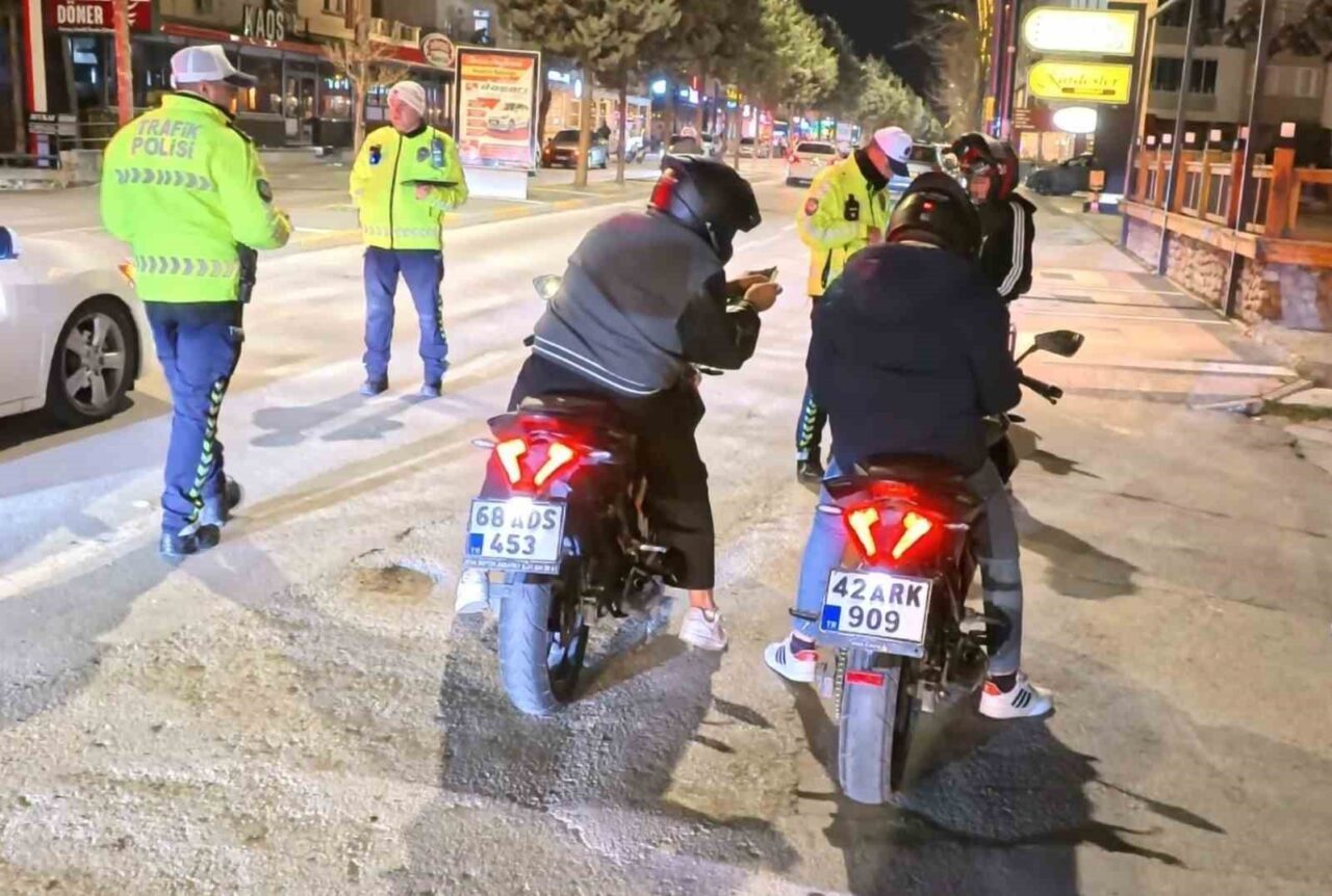 Aksaray’da hava sıcaklıklarının artmasıyla trafikte yoğunlaşan motosikletlere yönelik geniş çaplı