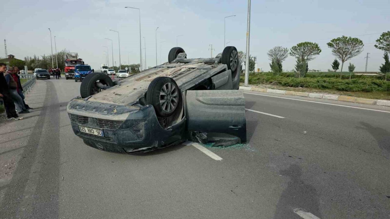 Aksaray’da hafif ticari araç ile çarpışan otomobilin takla attığı kazada