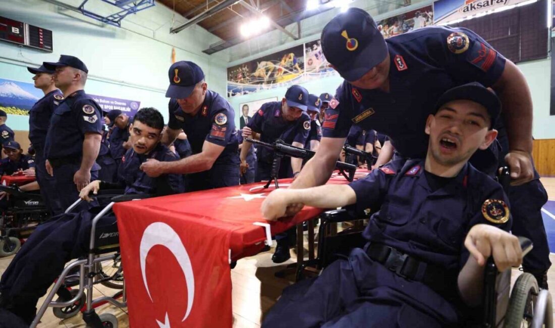 Aksaray’da özel gençler, bir günlüğüne asker oldu. Askeri üniformayla asker
