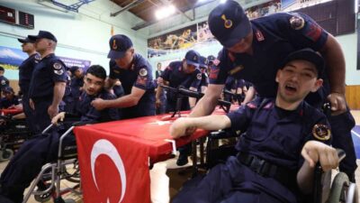 Aksaray’da özel gençler, bir günlüğüne asker oldu. Askeri üniformayla asker