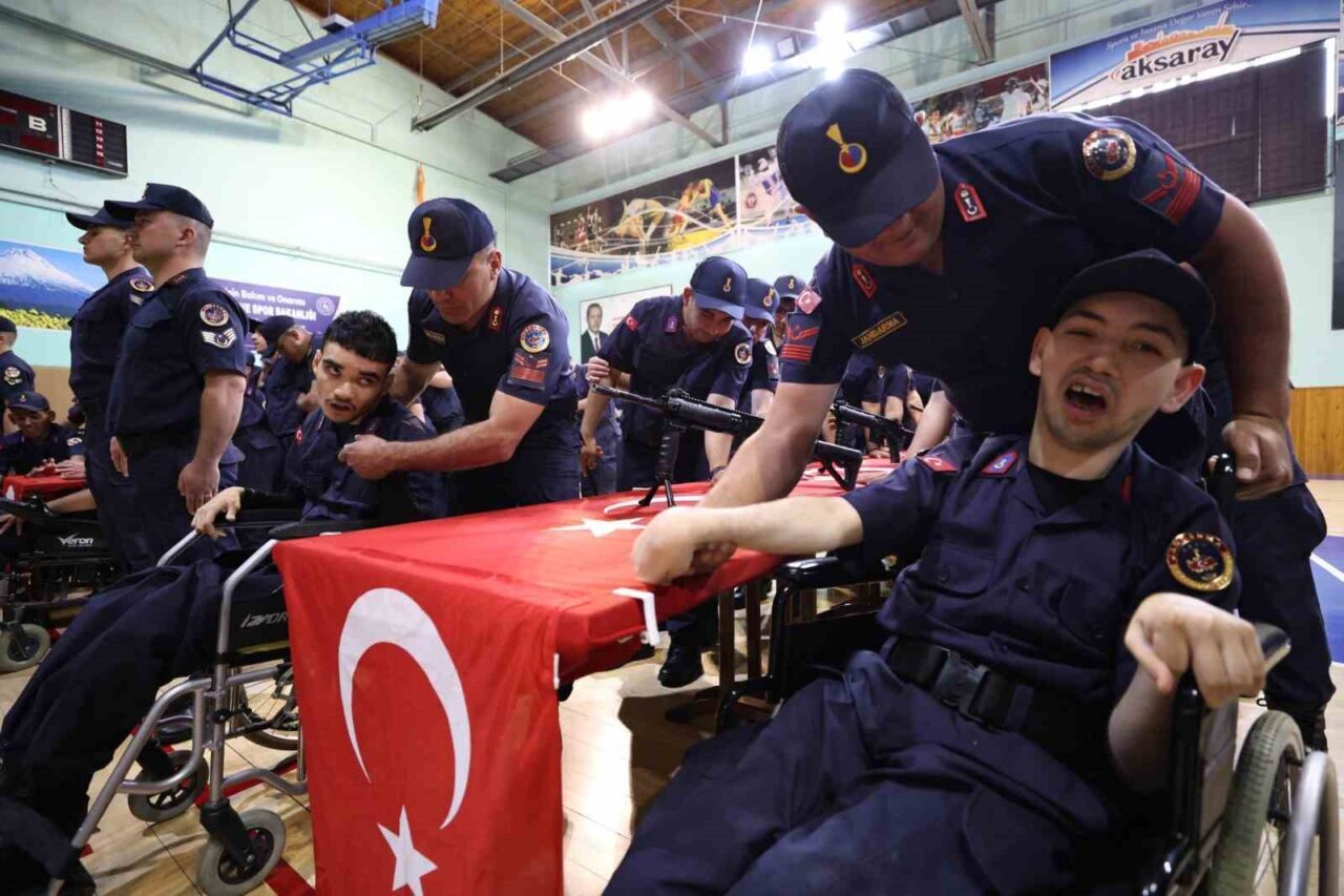 Aksaray’da özel gençler, bir günlüğüne asker oldu. Askeri üniformayla asker
