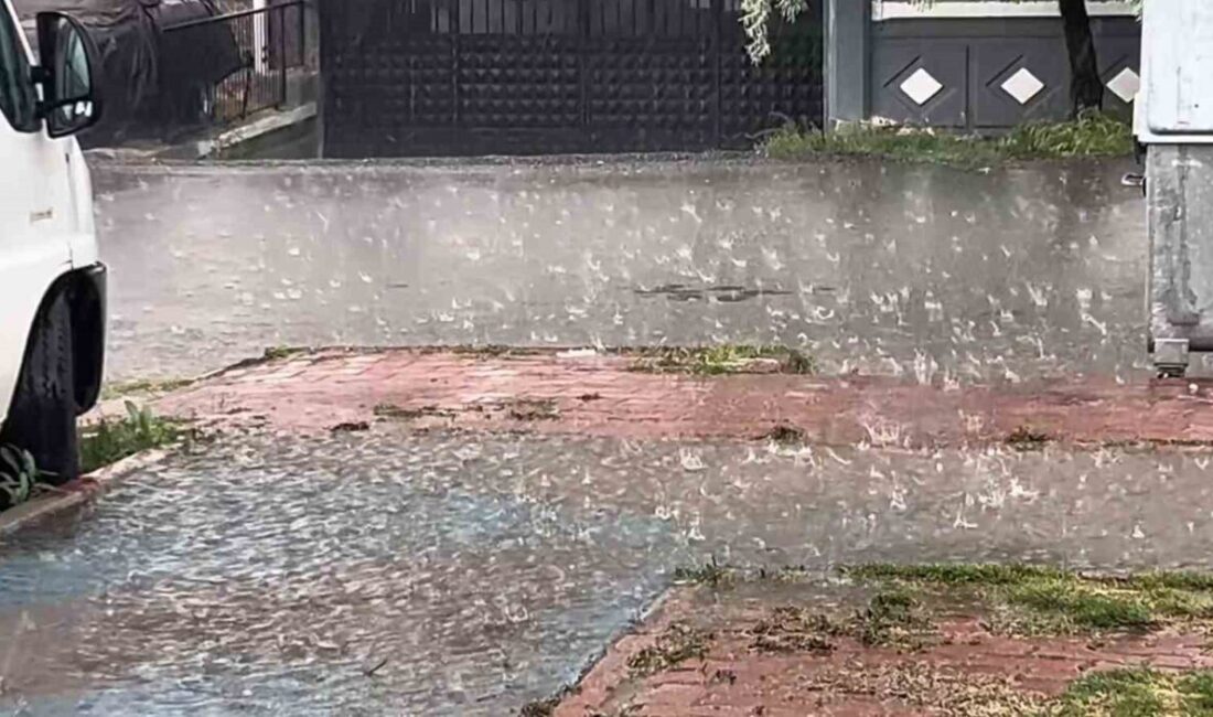 Aksaray’da rüzgarın ardından şiddetli yağmur etkili olurken, şehir merkezinde metrekareye