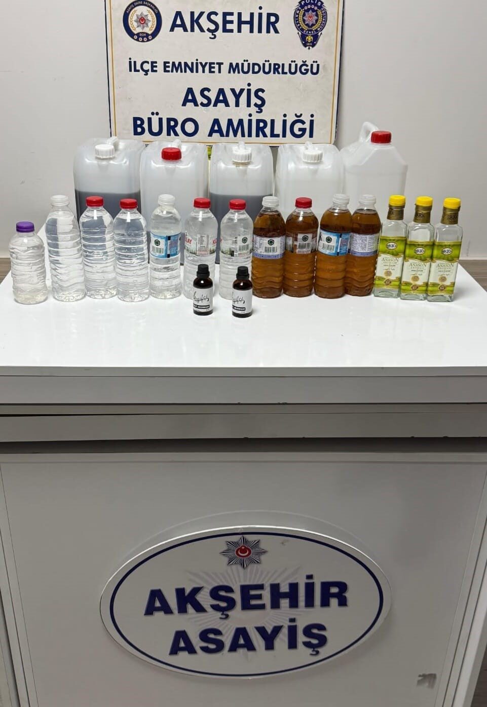 Konya’nın Akşehir ilçesinde polis ekiplerince düzenlenen operasyonda sahte ve kaçak