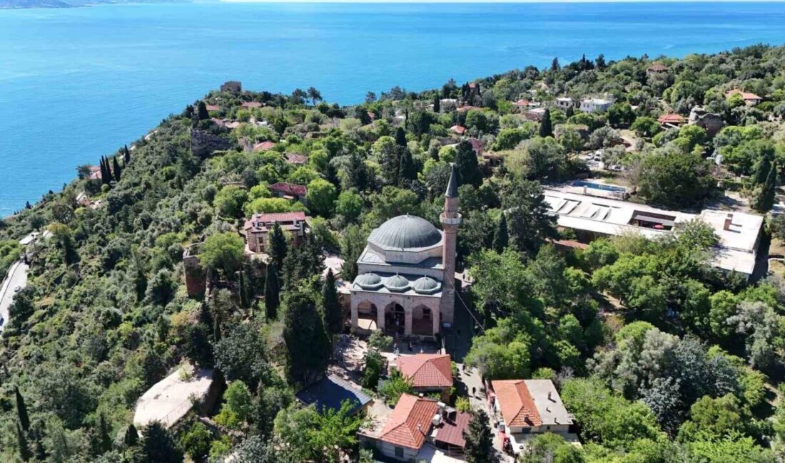 Antalya’da Alanya Kalesi içerisindeki 800 yıllık Süleymaniye Camii, hem yerli