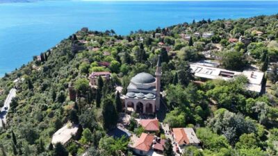 Antalya’da Alanya Kalesi içerisindeki 800 yıllık Süleymaniye Camii, hem yerli