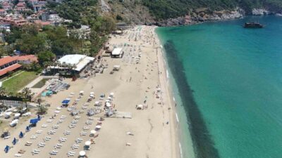 Antalya’nın Alanya ilçesinde etkisini gösteren yaz havası, sahilleri hareketlendirdi. Yerli
