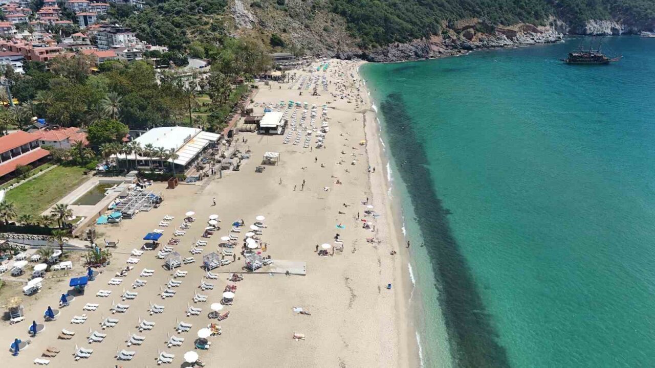 Antalya’nın Alanya ilçesinde etkisini gösteren yaz havası, sahilleri hareketlendirdi. Yerli